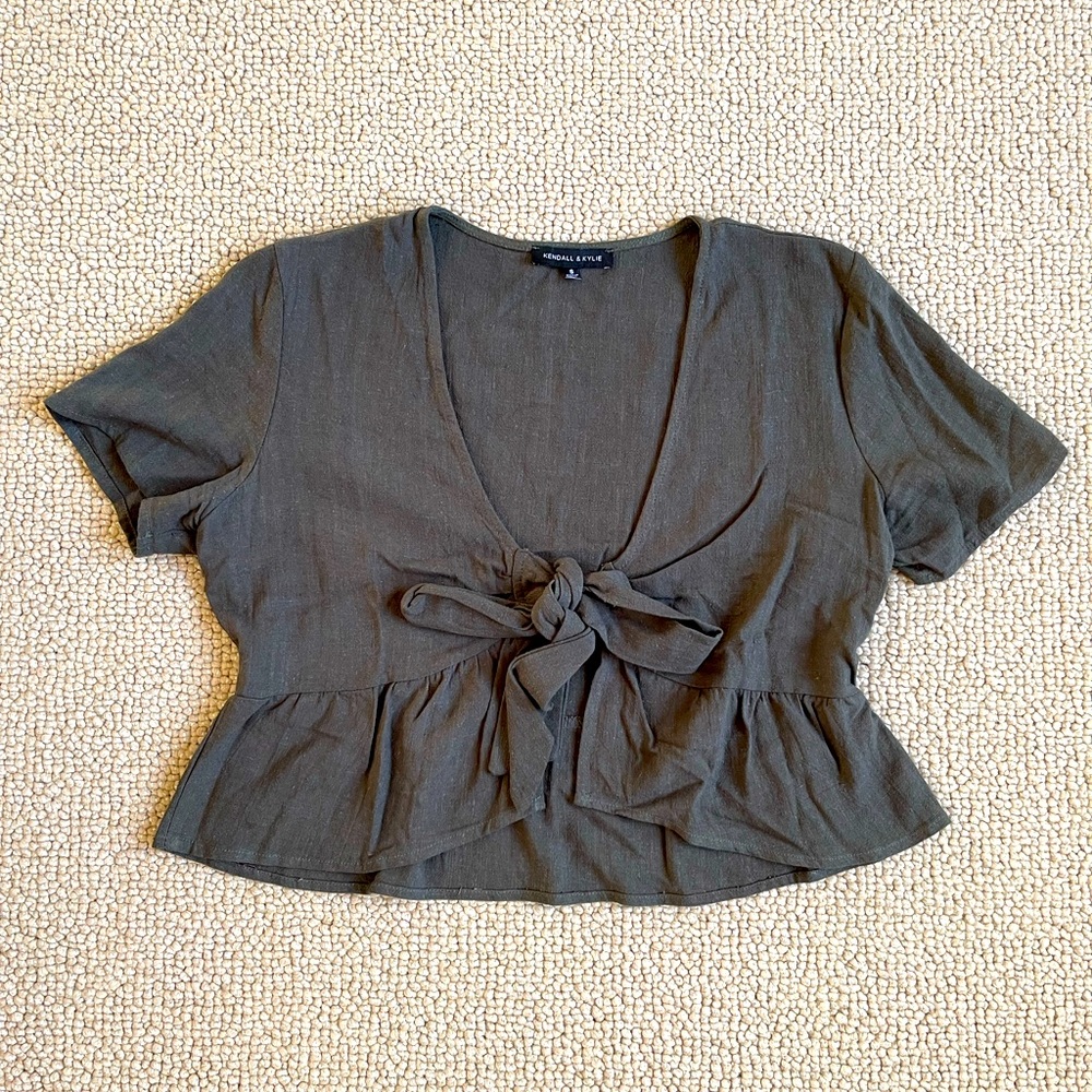 Kendall & Kylie Top in army green Size Small